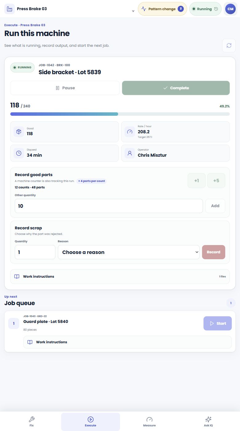 The phone-sized operator workspace for a running job, showing maintenance constraints, job progress, good quantity, rate, elapsed time, and the controls to pause or complete the run.
